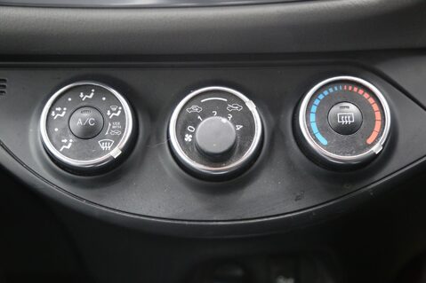 Toyota Yaris 1.33 Dual VVT-i Design Euro 6 5dr 19