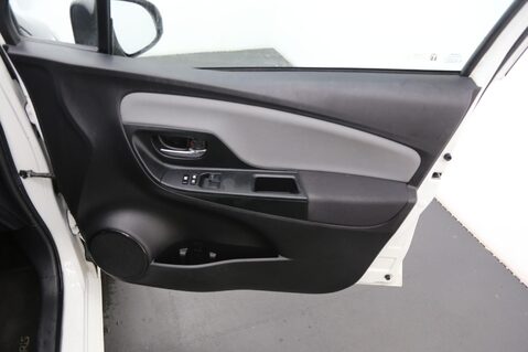 Toyota Yaris 1.33 Dual VVT-i Design Euro 6 5dr 21