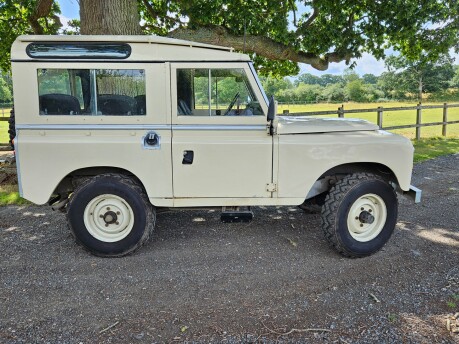 Land Rover Defender 4 CYL 2