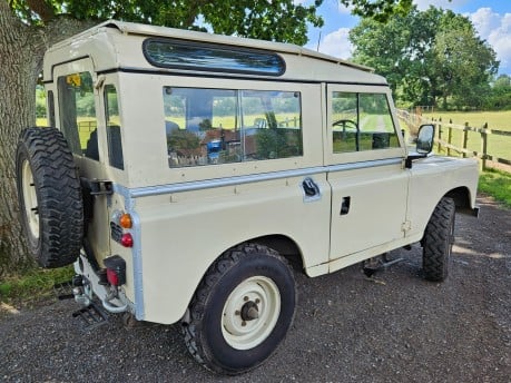 Land Rover Defender 4 CYL 3