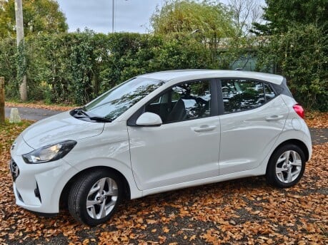 Hyundai i10 MPI SE CONNECT Full service History Car is in excellent condition 7