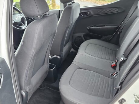 Hyundai i10 MPI SE CONNECT Full service History Car is in excellent condition 24