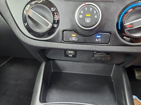 Hyundai i10 MPI SE CONNECT Full service History Car is in excellent condition 38