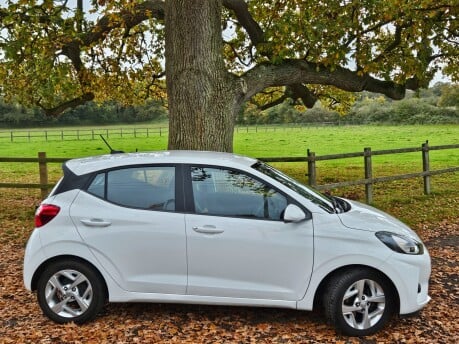 Hyundai i10 MPI SE CONNECT Full service History Car is in excellent condition 2