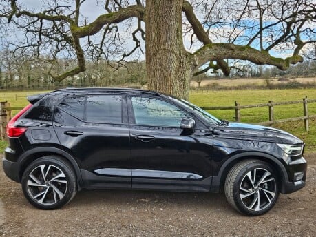 Volvo XC40 B4 R-DESIGN PRO MHEV 2