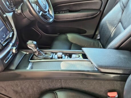 Volvo XC60 D4 MOMENTUM PRO AWD 17