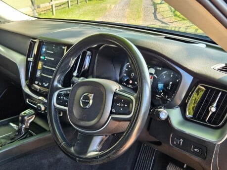 Volvo XC60 D4 MOMENTUM PRO AWD 32