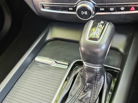 Volvo XC60 D4 MOMENTUM PRO AWD 39