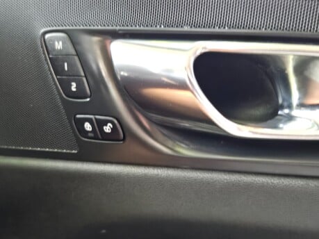 Volvo XC60 D4 MOMENTUM PRO AWD 43
