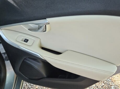 Volvo V40 D3 SE LUX NAV 19