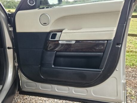 Land Rover Range Rover SDV8 VOGUE SE Complete Land Rover Service History 18