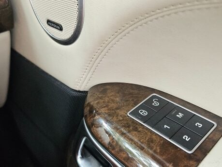 Land Rover Range Rover SDV8 VOGUE SE Complete Land Rover Service History 36