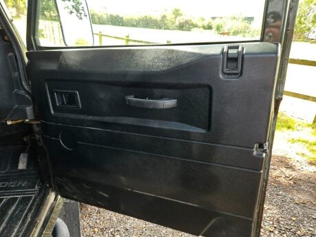 Land Rover Defender 90 XS STATION WAGON 25