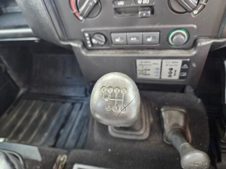Land Rover Defender 90 XS STATION WAGON 33