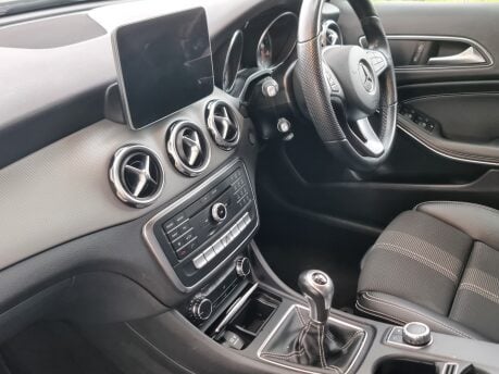 Mercedes-Benz GLA Class GLA 180 URBAN EDITION 29