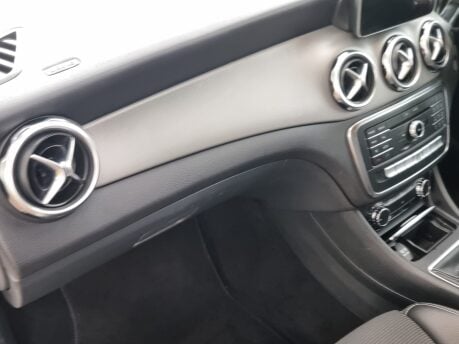 Mercedes-Benz GLA Class GLA 180 URBAN EDITION 28