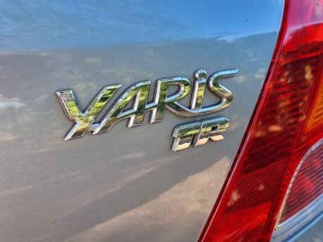 Toyota Yaris TR VVT-I 11