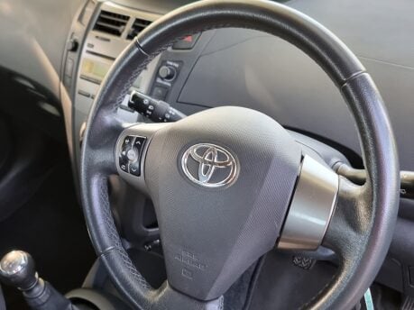 Toyota Yaris TR VVT-I 40