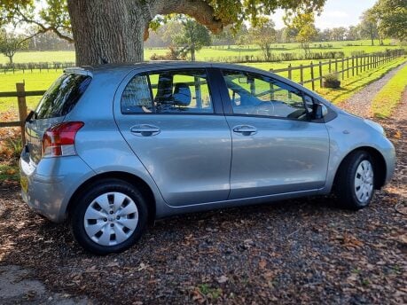 Toyota Yaris TR VVT-I 4