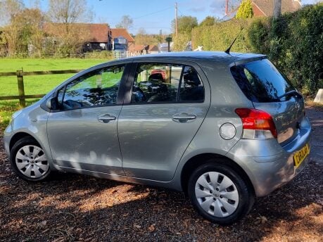 Toyota Yaris TR VVT-I 9