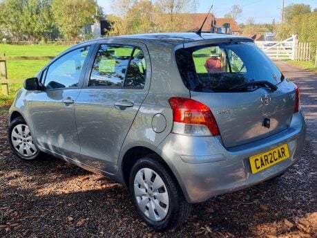 Toyota Yaris TR VVT-I 8