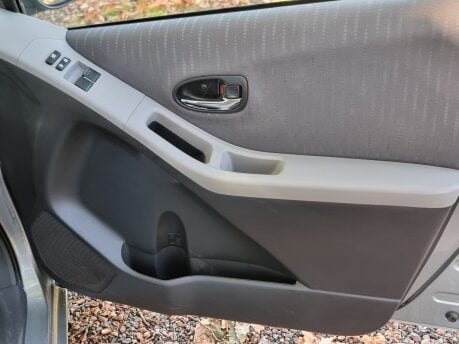 Toyota Yaris TR VVT-I 22