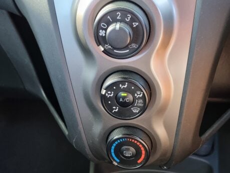 Toyota Yaris TR VVT-I 43