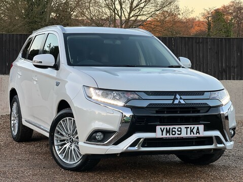 Mitsubishi Outlander PHEV DESIGN 1