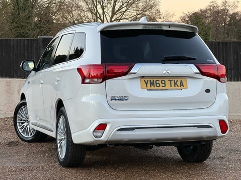 Mitsubishi Outlander PHEV DESIGN 2