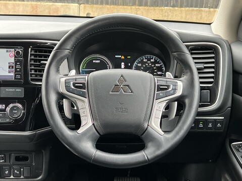 Mitsubishi Outlander PHEV 4HS 33