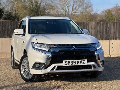 Mitsubishi Outlander PHEV DESIGN 1