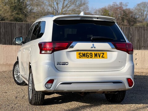 Mitsubishi Outlander PHEV DESIGN 2