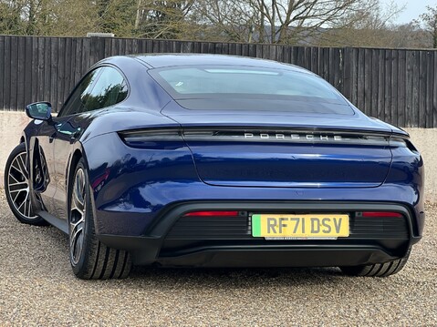 Porsche Taycan BASE 2