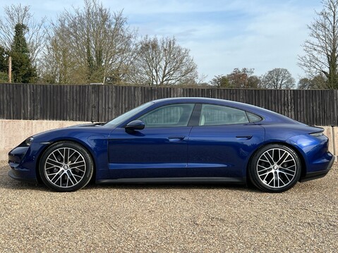Porsche Taycan BASE 6