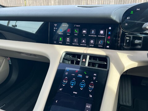 Porsche Taycan BASE 12
