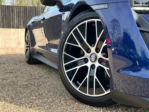 Porsche Taycan BASE 13