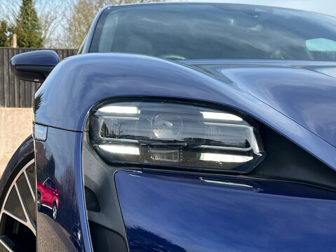 Porsche Taycan BASE 14