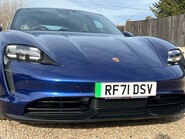 Porsche Taycan BASE 16