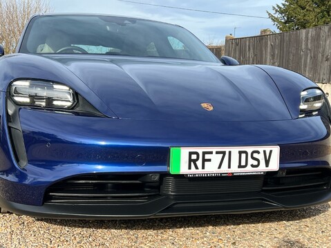 Porsche Taycan BASE 16