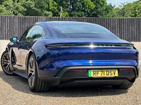 Porsche Taycan BASE 2