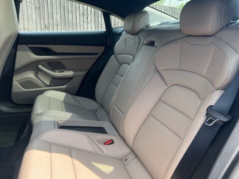 Porsche Taycan BASE 9