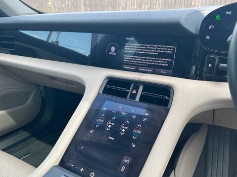 Porsche Taycan BASE 12