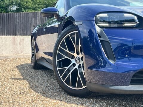 Porsche Taycan BASE 13
