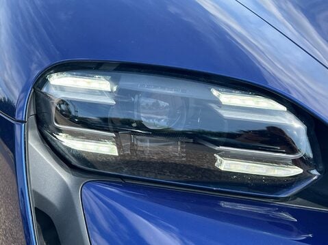 Porsche Taycan BASE 14