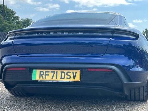 Porsche Taycan BASE 17