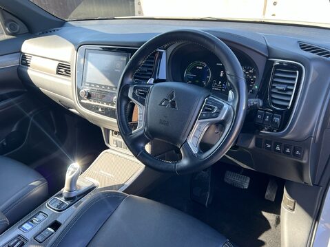 Mitsubishi Outlander PHEV DYNAMIC SAFETY 33