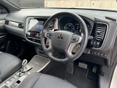Mitsubishi Outlander PHEV DYNAMIC SAFETY 32