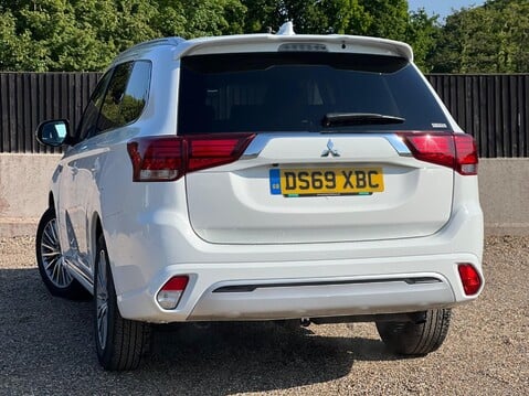 Mitsubishi Outlander PHEV DESIGN 2