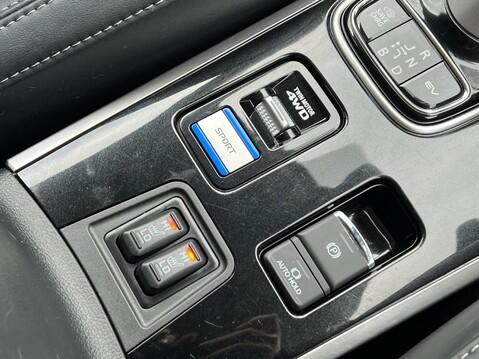 Mitsubishi Outlander PHEV JURO 26