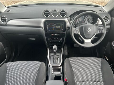 Suzuki Vitara SZ-T MHEV 10